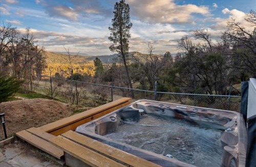 Oakhurst House | New Big Sky Cabin at Yosemite w/VIEWS, hot tub, firepit, and more