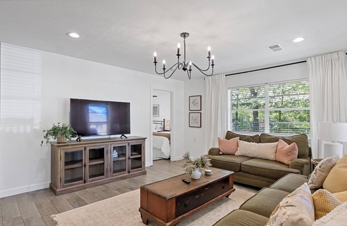 Richards - K F O House | NEW! Bright, charming cottage, fully renovated ~1 mi. to A&M