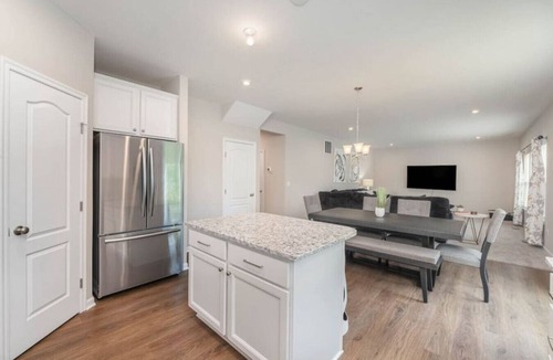 Otterbien Home House | NEW Cheerful 5 bedroom home in quiet suburban area.