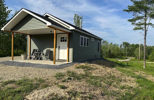 Oakland Cabin | NEW Cozy Cabin located in Oakland tucked away in a peaceful wooded scene.