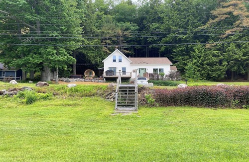 Orrington House | New listing. Charming 3-bedroom lake house in Orrington WiFi, Hot tub, and Sauna