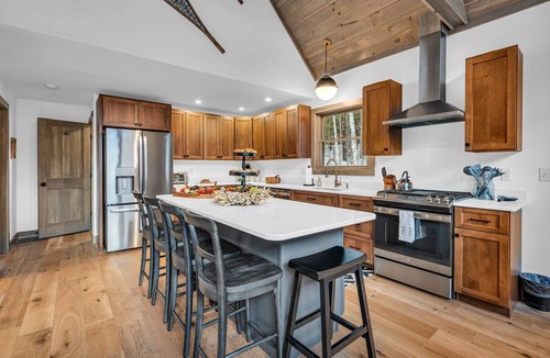Sunday River Area Ski Chalet | NEW LUXURY Chalet -Hot Tub, Game Rm, A/C, SLPS 12!