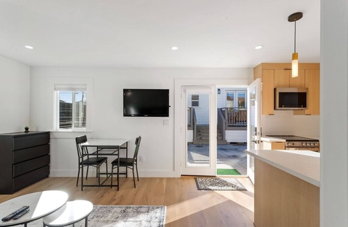 Southwest Berkeley Apartment | New Modern Guesthouse Retreat near Berkeley & SF - King Bed, AC, Standing Desk