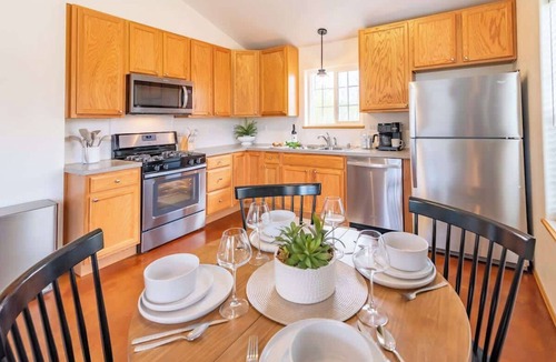 Palmer House | New/Quiet 2bd Suite w/WiFi, Laundry, Full Kitchen!