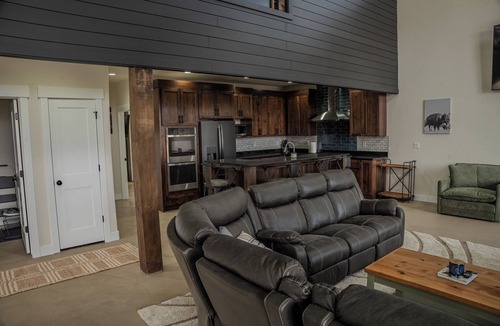 Teasdale House | NEW! Red Rock & Pine Retreat. Sleeps 20+ people.