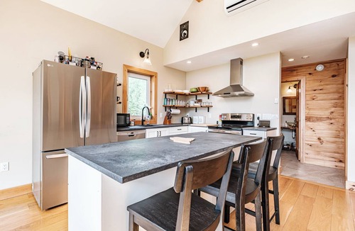 Bethel House | NEW - Sleeps 16, Views, Pool, Hot Tub, Theater