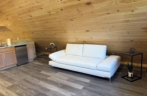 Sangerville Apartment | New Stylish Guest Suite – Cozy & Quiet Stay in charming Sangerville