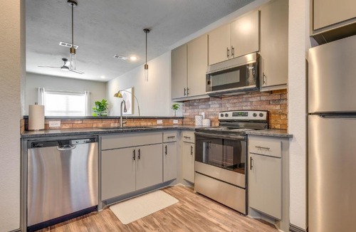 College Station House | Newly Built 'Corner Hideaway' 3 Mi to Texas A & M