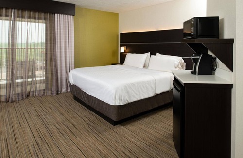 Dent Hotel | Newly Refreshed Room w/Bathtub + Close to Cincinnati Museum Center - 11 miles