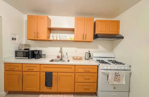 Golden Gate Apartment | Newly Renovated 3BR Sun-Drenched Flat in Oakland. Central to SF and Berkeley