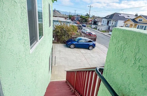 Golden Gate Apartment | Newly Renovated 3BR Sun-Drenched Flat in Oakland. Central to SF and Berkeley