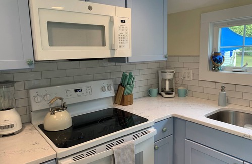 Kenyon Cottage | Newly Renovated Coastal Green Hill Cottage- Minutes to 6 beautiful beaches!