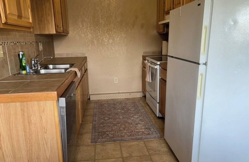 University Area Apartment | Newly Updated- Top Floor- Bona Nook