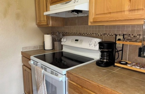 University Area Apartment | Newly Updated- Top Floor- Bona Nook