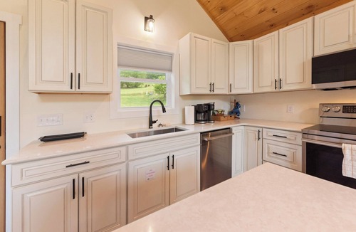 Lansing House | O'Neills Drift - Private Riverfront - Firepit - Fireplace