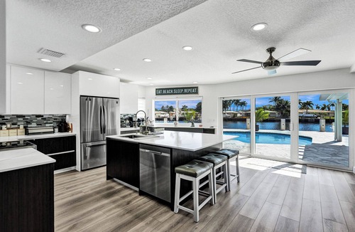 Garden Isles House | Ocean Breeze Waterfront Villa The Best View & Heated Pool on Canal