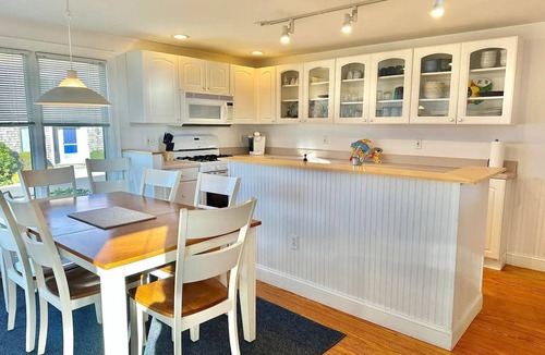 Hyannis Condo | Oceanfront 3BR condo. Visit Hyannis for your Cape holiday! 1600 sq ft home!