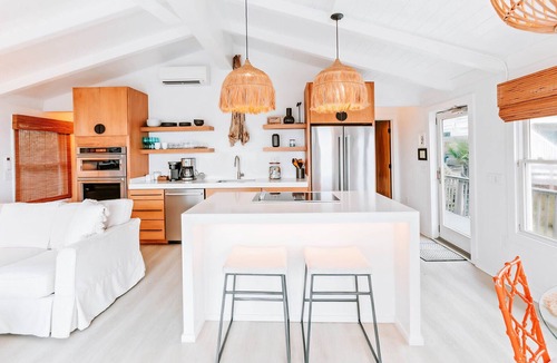 Ocean Cay House | 🌴 Oceanfront Cottage on Amelia Island 🌴 Walk to Main Beach-SaltLife Food Shack-Sandbar-Putt-Putt 🌴 Sunrise views from the deck 🌴 Easy Access to Fort Clinch State Park & downtown Fernandina 🌴 Updated modern bohemian Design ⭐️ 300+