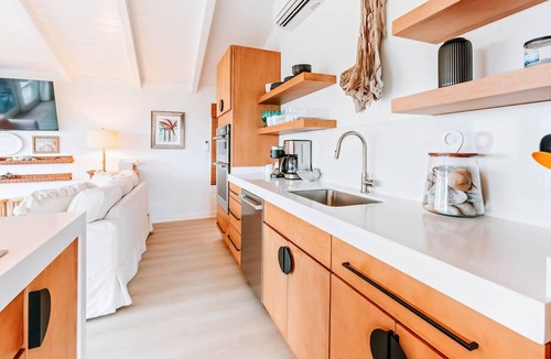 Ocean Cay House | 🌴 Oceanfront Cottage on Amelia Island 🌴 Walk to Main Beach-SaltLife Food Shack-Sandbar-Putt-Putt 🌴 Sunrise views from the deck 🌴 Easy Access to Fort Clinch State Park & downtown Fernandina 🌴 Updated modern bohemian Design ⭐️ 300+