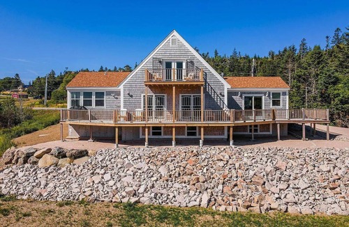 Lubec House | OCEANFRONT LOT ON 13 ACRES, 4-bedroom house with WiFi near Lubec lighthouse