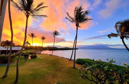 Ualapue Apartment | Oceanfront true 2 bedroom wlanai on Molokai