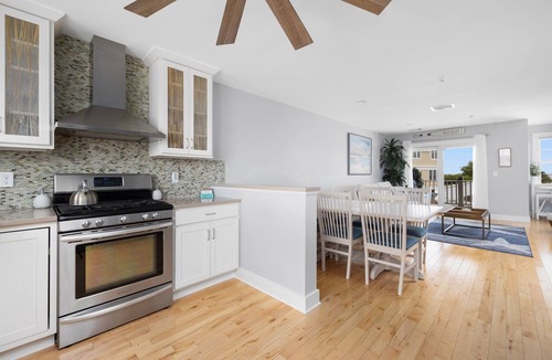 Jerusalem House | Oceanview townhouse in Narragansett RI w/private access to beach & walk to all!