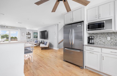 Jerusalem House | Oceanview townhouse in Narragansett RI w/private access to beach & walk to all!