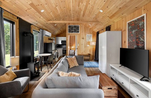 Wolcott Cottage | Off-Grid Cottage Great for a Small Family Getaway in Vermont