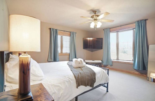 Norwalk House | Olive Street Carriage House | Sleeps 8, Norwalk