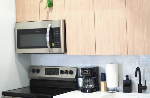 Over-the-Rhine Apartment | OTR by TQL+Studio+Queen Bed+50inTV+4th Fl+Sleeps 3ppl