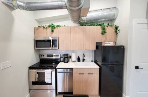 Over-the-Rhine Apartment | OTR by TQL+Studio+Queen Bed+50inTV+4th Fl+Sleeps 3ppl