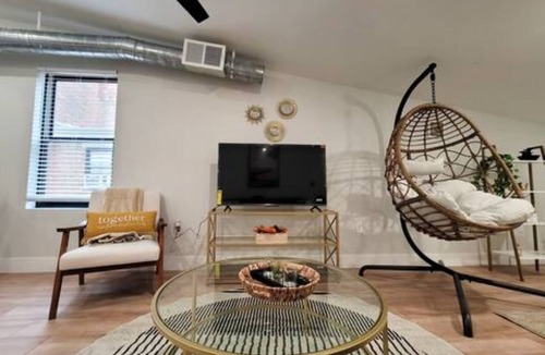 Over-the-Rhine Apartment | OTR by TQL+Studio+Queen Bed+50inTV+4th Fl+Sleeps 3ppl
