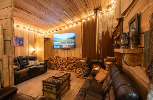 Seward Cabin | Oz Lodge: Bunkhouse - Cozy, Rustic & perfect for a family or group of friends!
