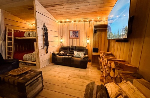Seward Cabin | Oz Lodge: Bunkhouse - Cozy, Rustic & perfect for a family or group of friends!