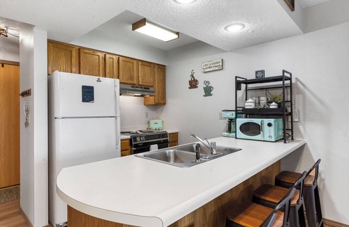 Notch Estates Condo | Ozark Fun - Cozy 2-bedroom 1 mile from SDC - Rest and Relax!
