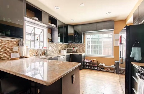 Barron Park Apartment | Palo Alto Retreat-Room A Kitchenette & Bathroom