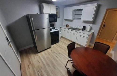 West Columbus Apartment | Paris Suite