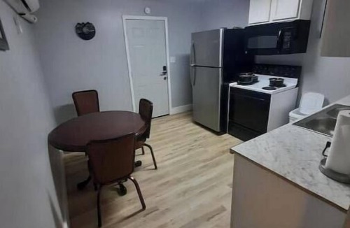 West Columbus Apartment | Paris Suite