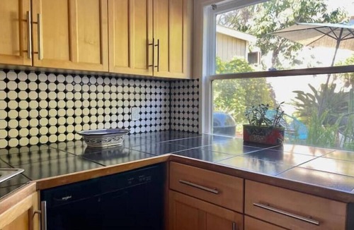 Oakland Apartment | Parking, Private Yard. Fast Wi-fi. Washer and Dryer. Pet friendly. Close to Bart