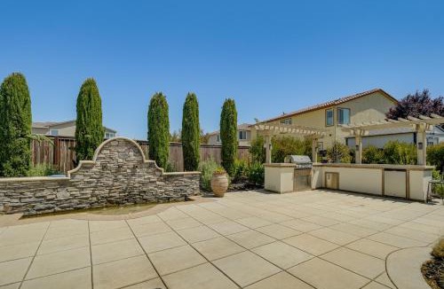 Manteca House | Patio & Outdoor Kitchen: Manteca Family Home