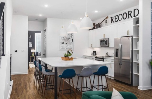 Cleveland Park House | Patio, Rooftop Deck & Garage + 3 Miles to Broadway