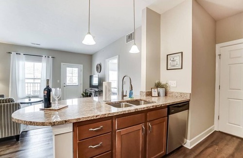 Westerville Apartment | Paws Of Polaris | 2BR | 1st Floor | Walk-In Shower