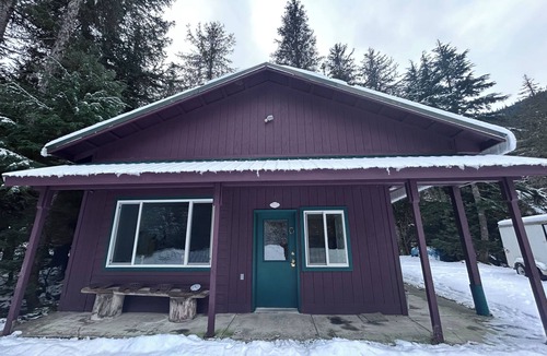 Bear Creek House | Peaceful 2 Bedroom 2 Bath Bear Creek Family Retreat with River Views. Sleeps 8.