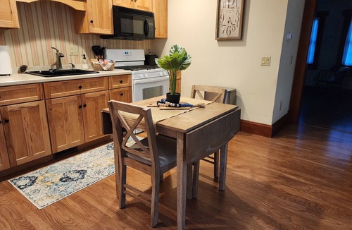 Mount Vernon Apartment | Peaceful Country Garden Suite in the rolling hills of Gambier