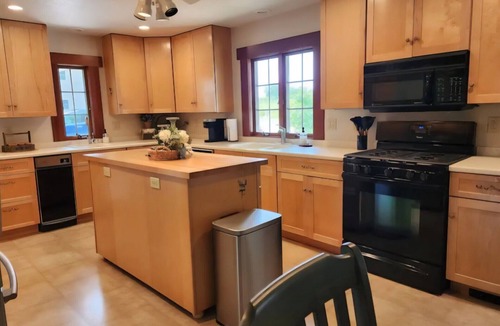 Mount Vernon House | Peaceful Country Manor Close to Kenyon and Mt. Vernon