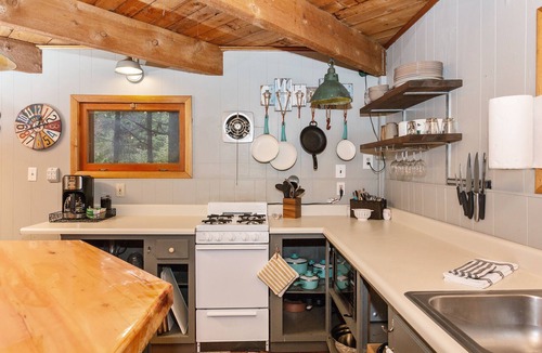Girdwood Cabin | Peaceful Girdwood studio with large deck and private hot tub