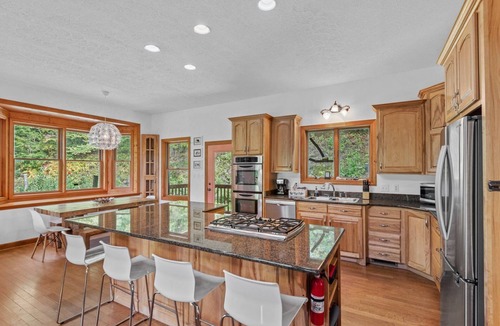 Altamont House | Peaceful View Cabin | Game Room · EV Charger · Fire Pit · Mountain View