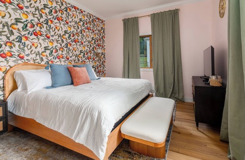 Cobden Hotel | Peach Tree Inn, downtown Cobden