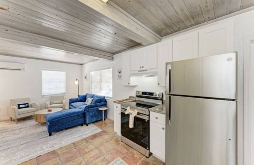 Ilexhurst Cottage | Pelican Perch: Tropical Paradise Cottage on the Beach VRC17-000167