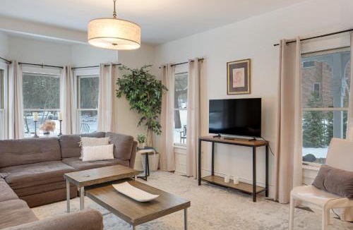 Peninsula House | Peninsula Paradise - Walk to Hiking & Shopping!